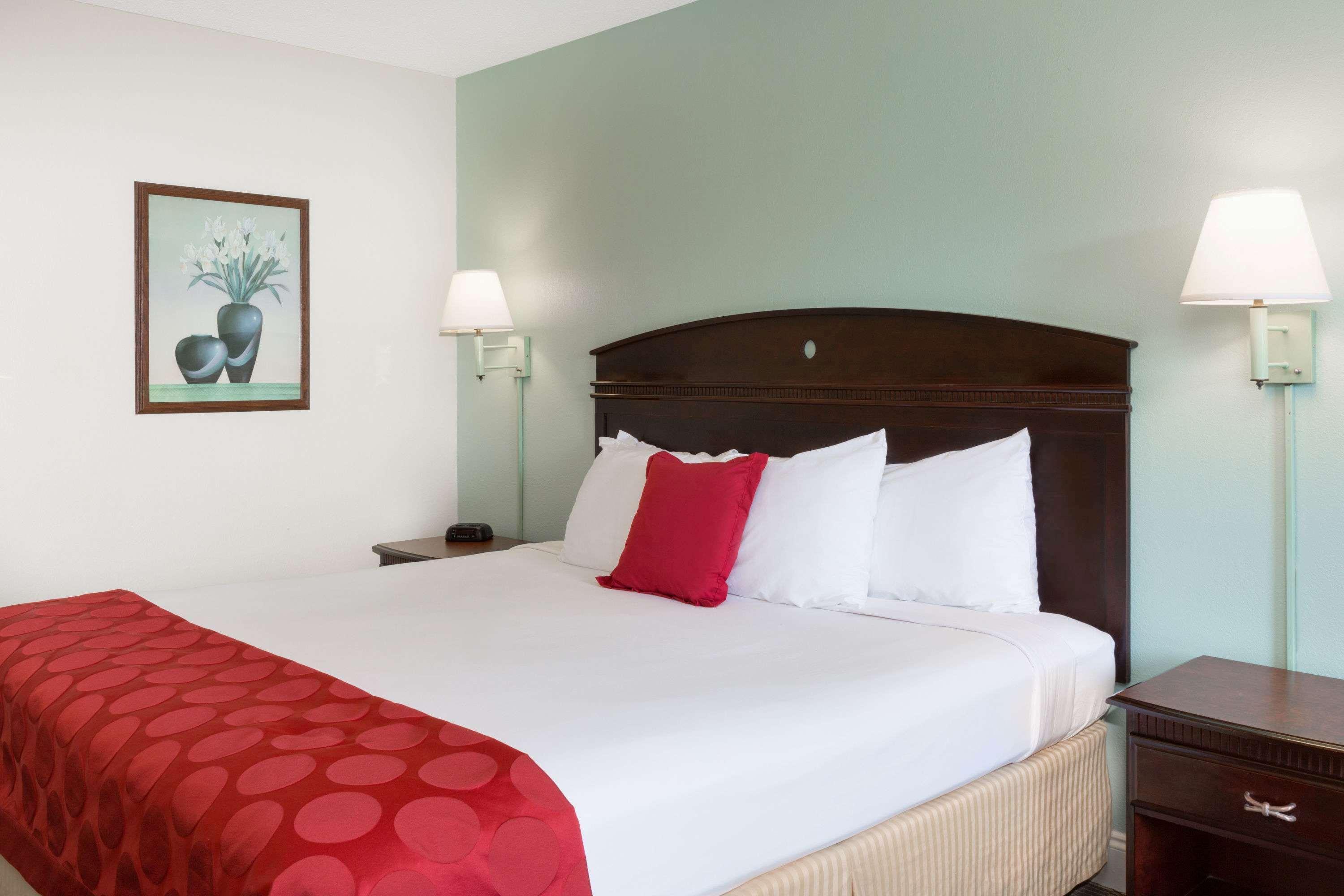 Hotel Ramada By Wyndham Pelham Esterno foto