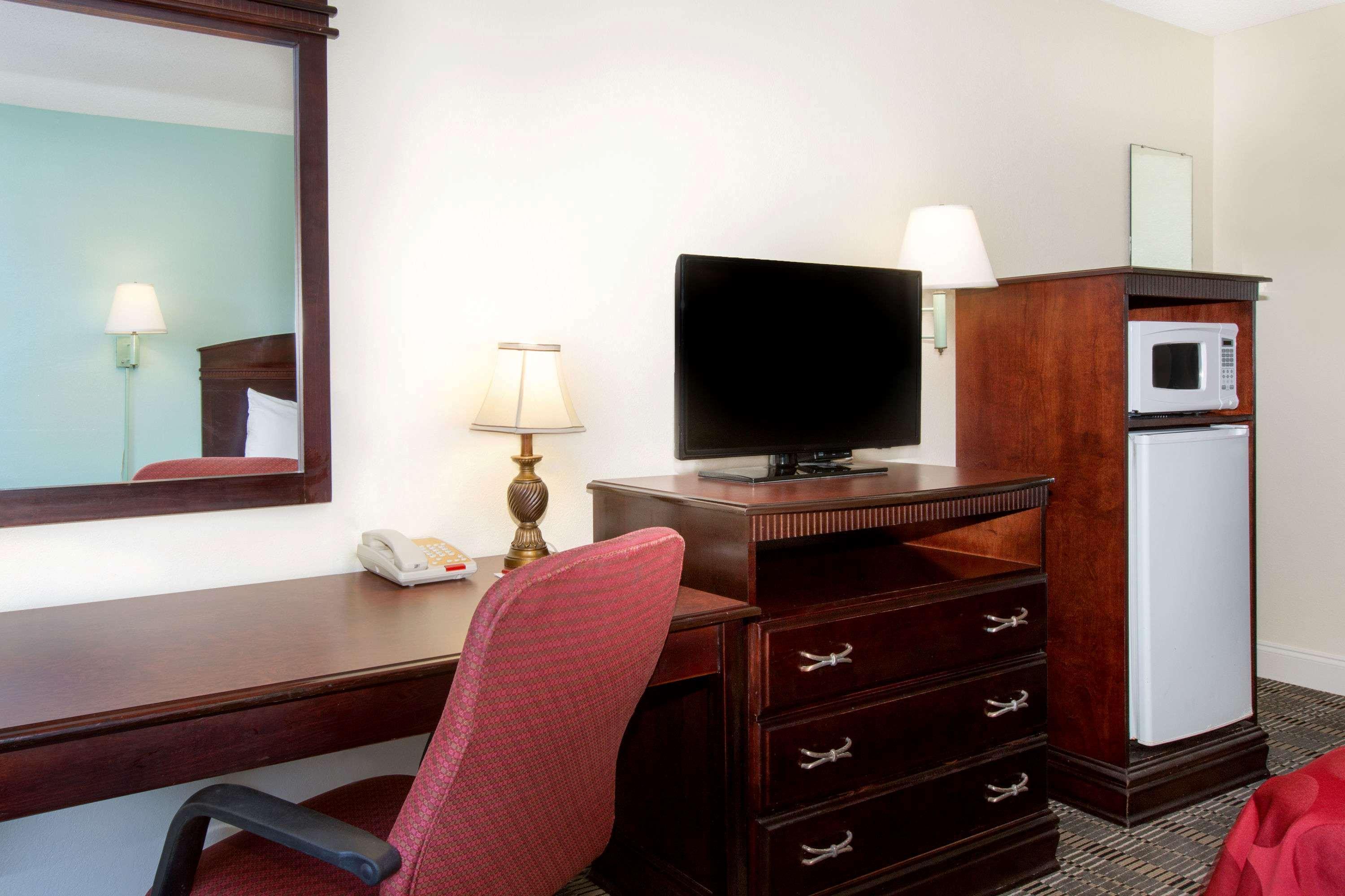 Hotel Ramada By Wyndham Pelham Esterno foto