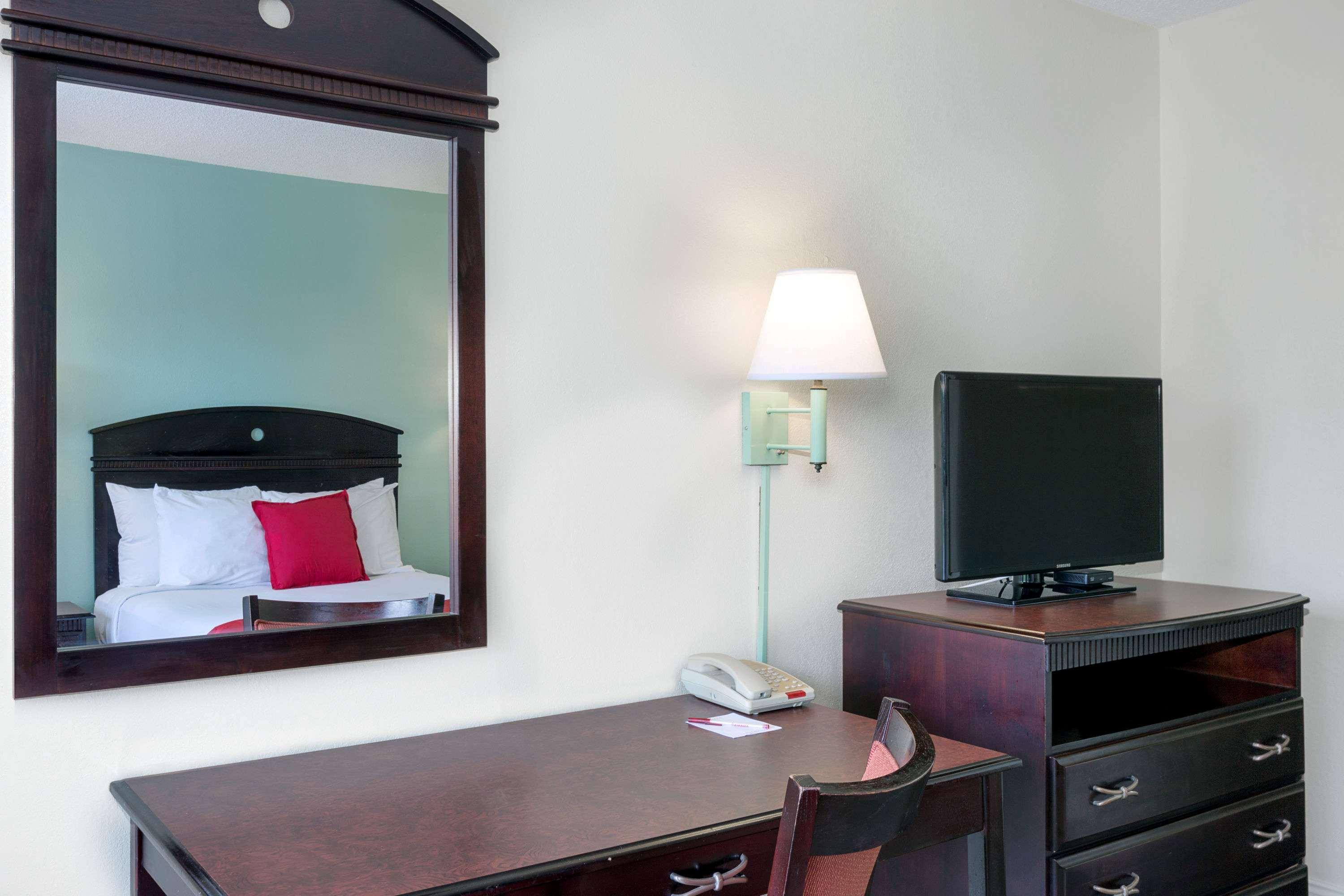 Hotel Ramada By Wyndham Pelham Esterno foto