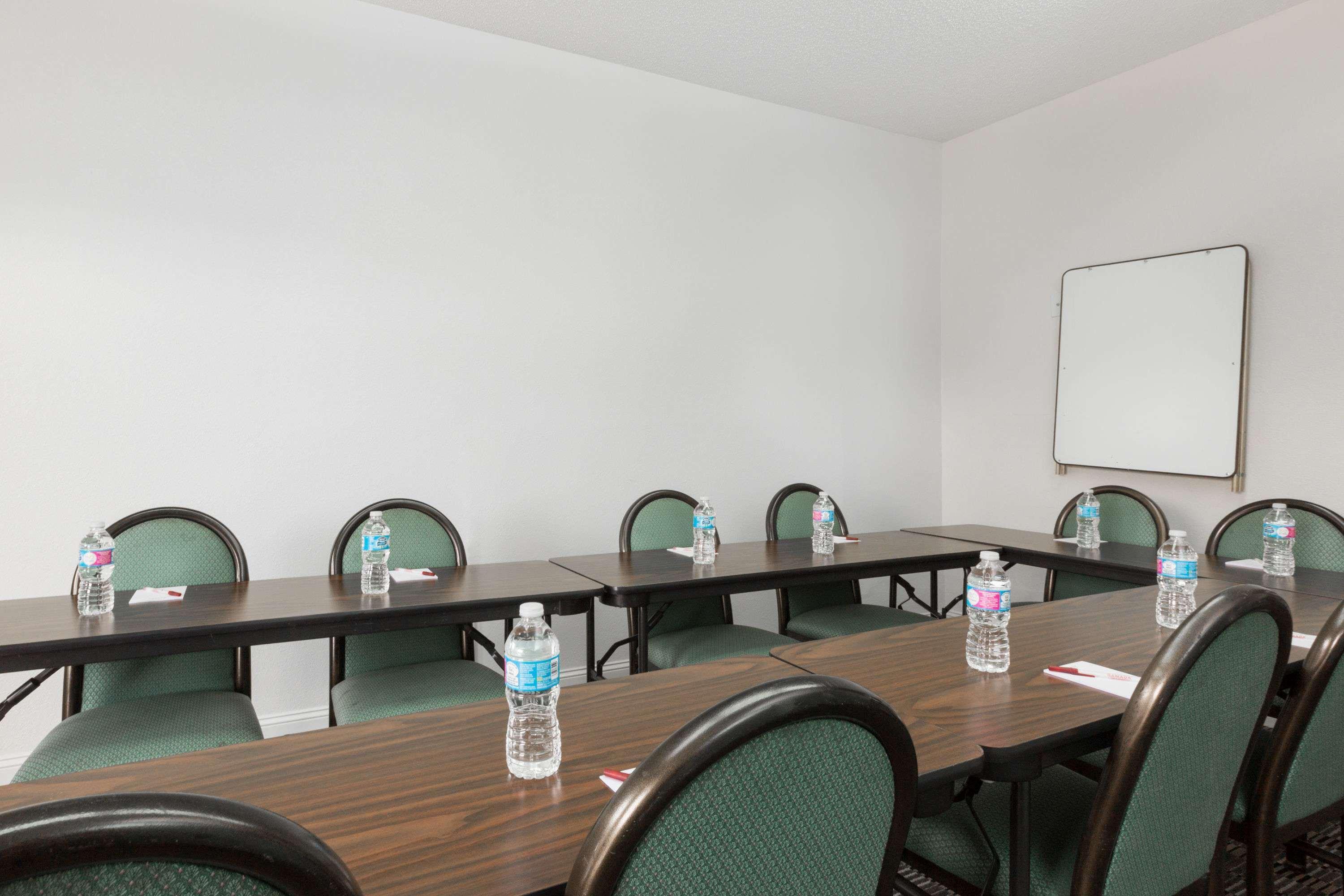 Hotel Ramada By Wyndham Pelham Esterno foto