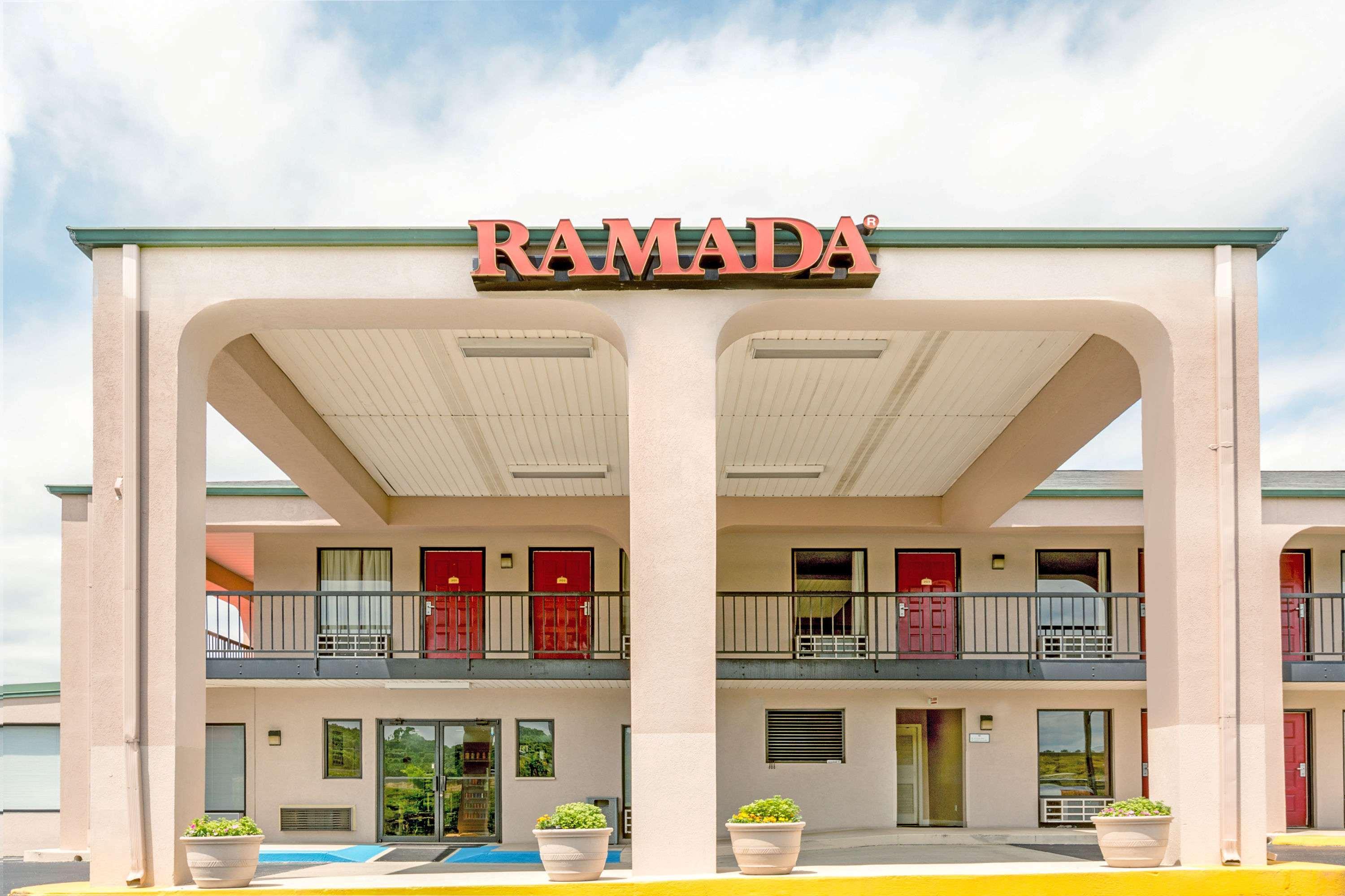 Hotel Ramada By Wyndham Pelham Esterno foto